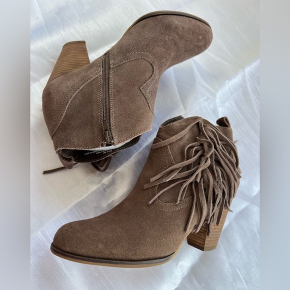 STEVE MADDEN "Ohio" Taupe Suede FLIRTY FRINGE Ankle Boots COASTAL COWGIRL Sz 9 - Picture 3 of 6